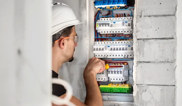 Elektryk sprawdza rozdzielnicę elektryczną