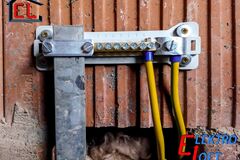 Kto wykonuje uziemienie instalacji elektrycznej